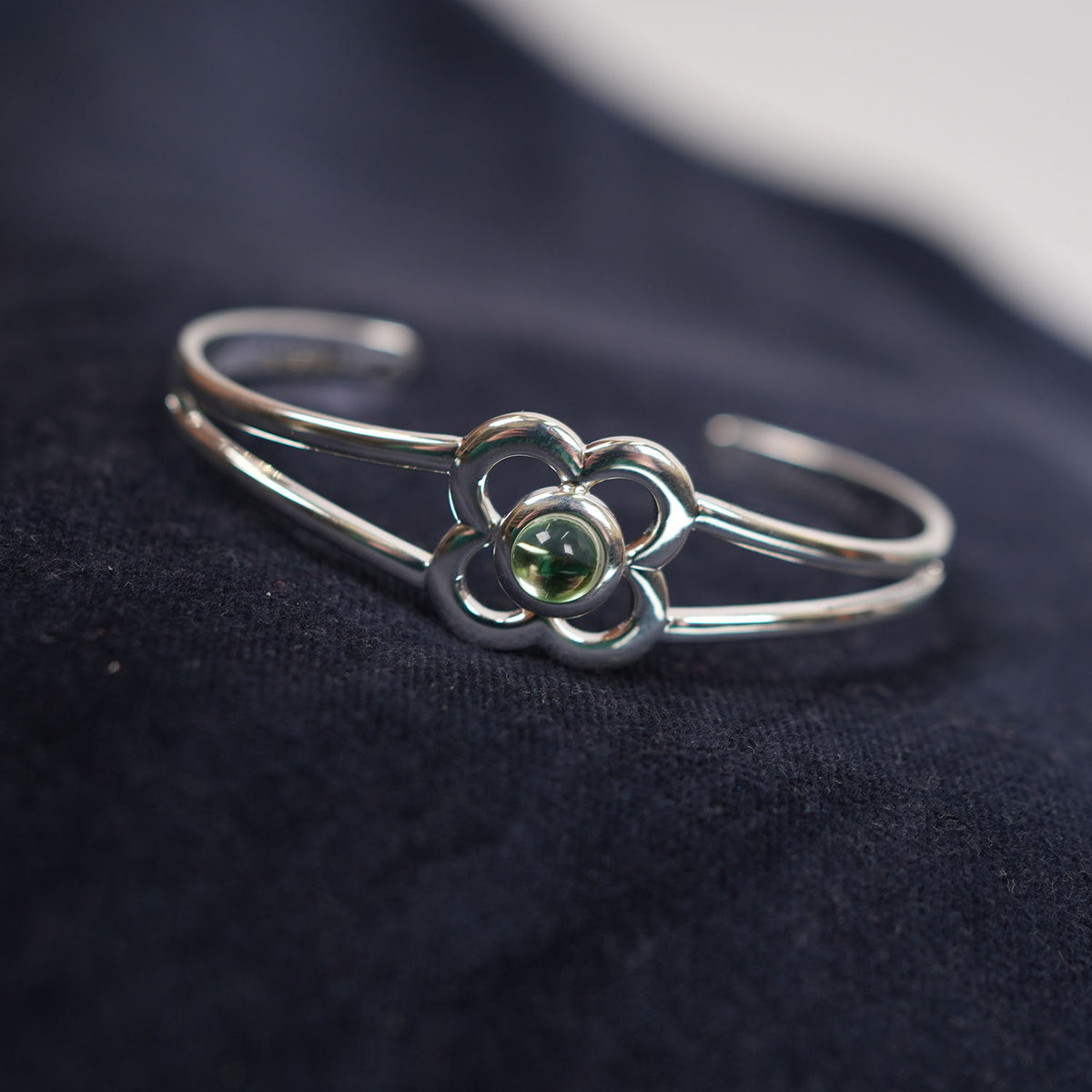 Art Pewter Birthstone Bangle - Silver Plated Pewter - Made in Scotland - August (Peridot)