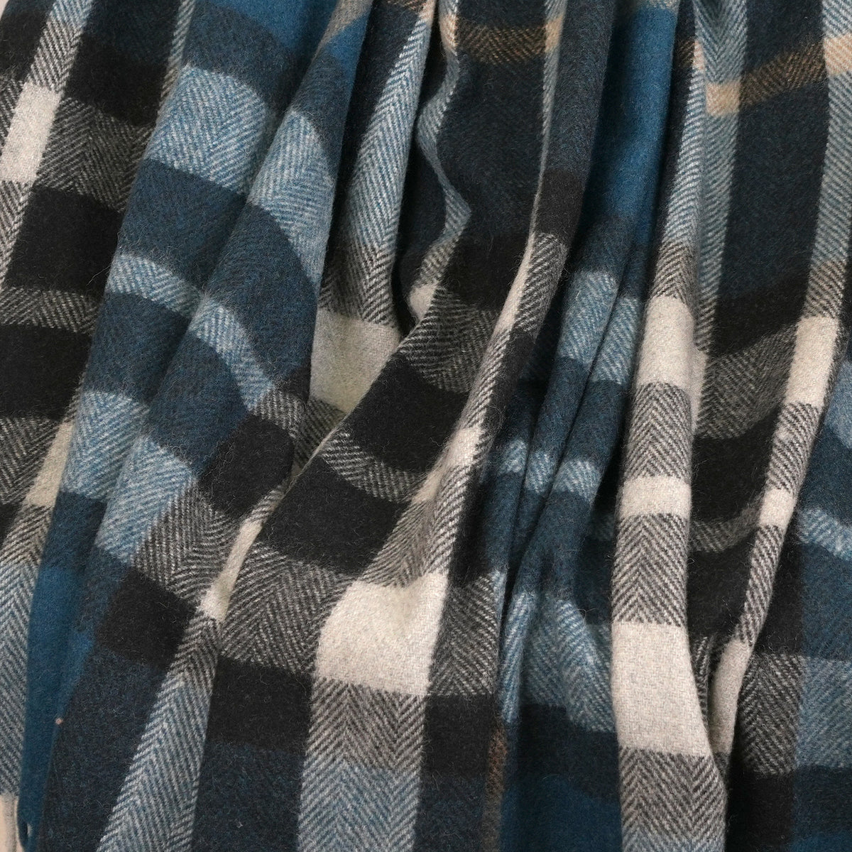 Scottish Tartan Wool-Blend Blanket Throw – Highland Comfort - Highland Wool Blend Tartan Blanket Throw - EXPLODED SCOTTY THOMSON PACIFIC